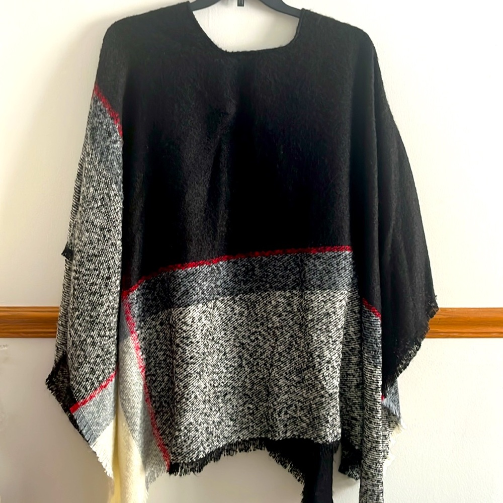 V Fraas Black and White Fringed  Wrap/Shawl/Poncho